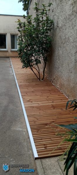 Lire la suite à propos de l’article Ecole Jacques Callot – Un revêtement en lames de bois pour éviter la boue !