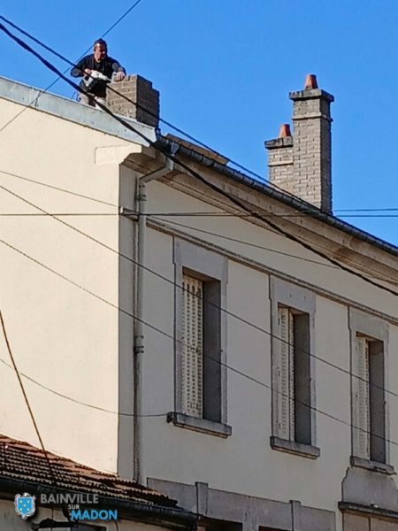 Lire la suite à propos de l’article Des cheminées retirées du bâtiment du périscolaire !