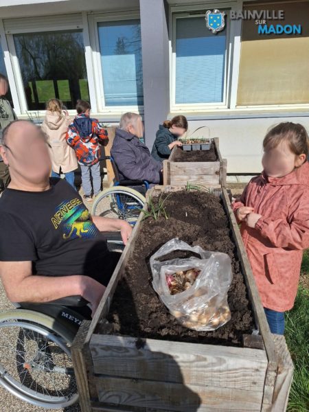 Lire la suite à propos de l’article Rencontre intergénérationnelle entre les résidents du Centre Parisot et les enfants du périscolaire