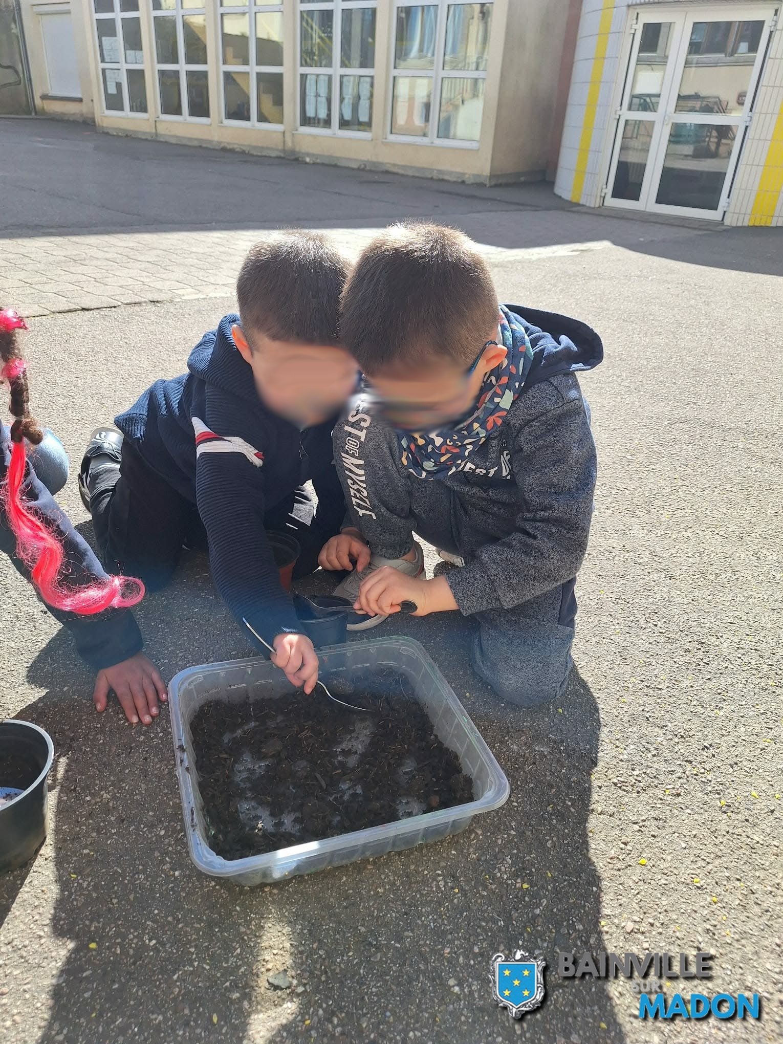 You are currently viewing Plantations avec les enfants du périscolaire !
