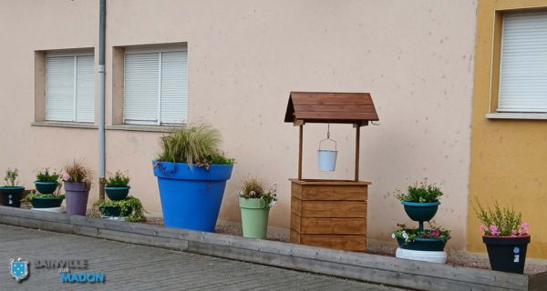 Lire la suite à propos de l’article Installation d&rsquo;un puits décoratif et de la 2e boîte à livres !