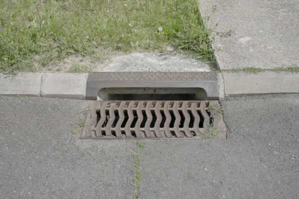 Lire la suite à propos de l’article Arrêté municipal portant interdiction de stationnement avec modification des règles de circulation pour travaux de rénovation des avaloirs (jusqu&rsquo;au 10 novembre 2026)